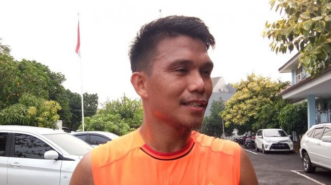 Pemain Persija Jakarta, Sandi Sute ditemui di lapangan PS AU, Halim Perdanakusuma, Senin (26/8/2019). (Adie Prasetyo Nugraha/suara.com).