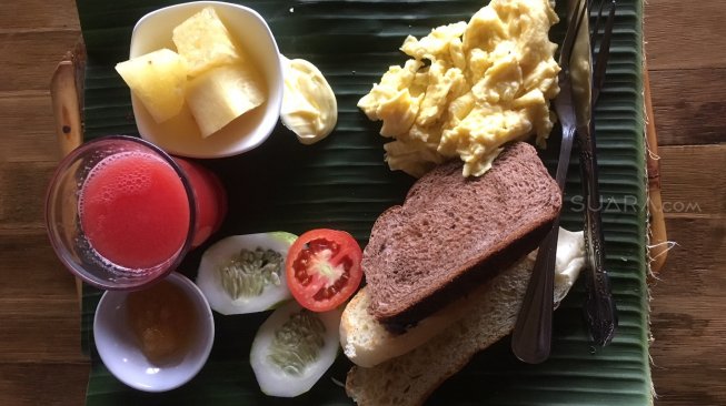 Hidangan berkalori yang mudah dicerna lagi nikmat di resto Ecolodge Bukit lawang [Suaa.com/ukirsari].