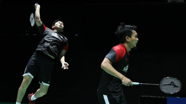 Pasangan ganda putra Indonesia, Hendra Setiawan/Mohammad Ahsan merengkuh trofi Kejuaraan Dunia Bulutangkis 2019 di St. Jakobshalle Basel, Swiss, Minggu (25/8/2019) malam WIB. [Dok. PBSI]