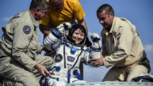 Astronot Amerika Serikat, Anne McClain, keluar dari kapsul Soyuz MS-11 usai mendarat di Kazakhstan pada 25 Juni 2019. [AFP/Alexander Nemenov]