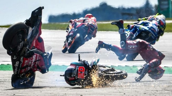 Ngeri, Penonton Rekam Detik-detik Dovizioso Tak Sadarkan Diri Usai Terjatuh