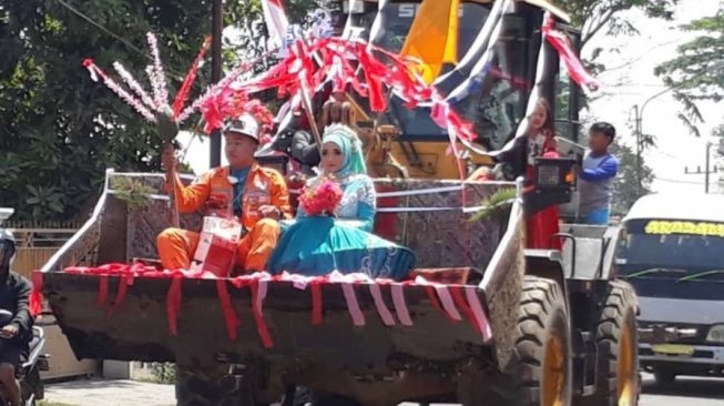 Bikin Bengong, Pengantin Ini Gunakan Excavator Buat Iringan