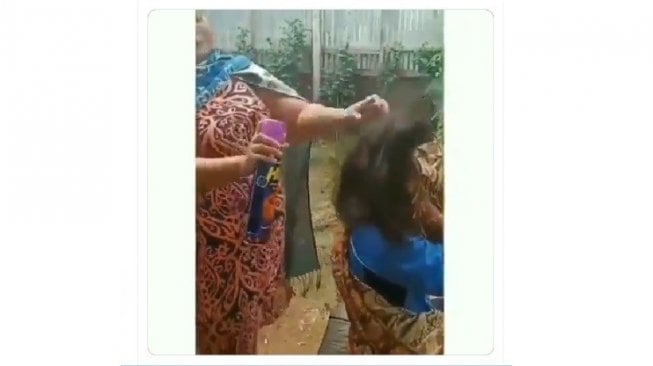 Bikin Tepok Jidat! Teknik Perempuan Ini Basmi Kutu Rambut