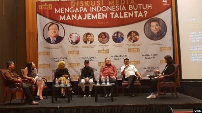 Kepala Staf Kepresidenan Moeldoko, Kepala Bapennas Bambang Brodjonegoro, beserta para talenta/anak muda berbakat Indonesia dalam sebuah acara diskusi pembentukan badan manajemen talenta nasional, di Hotel Aryaduta, Jakarta (Foto: VOA/Ghita).