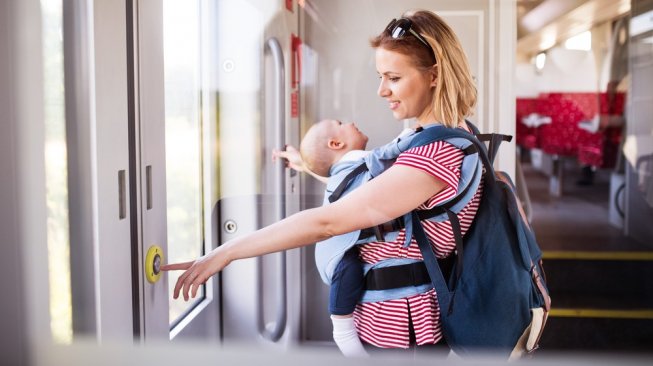 ilustrasi ibu dan anak yang tidak dapat tempat duduk di kereta [shutterstock]