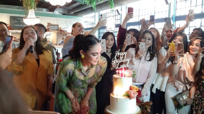 Luna Maya rayakan ultahnya ke-36. [Suara.com/Revi]