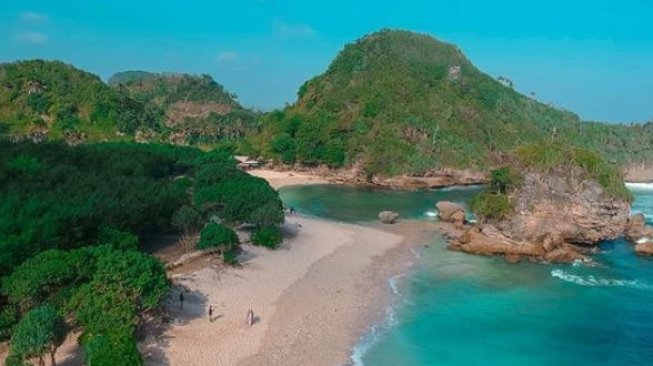 Bikin Mager, Menilik Pesona Pantai Watu Leter Malang