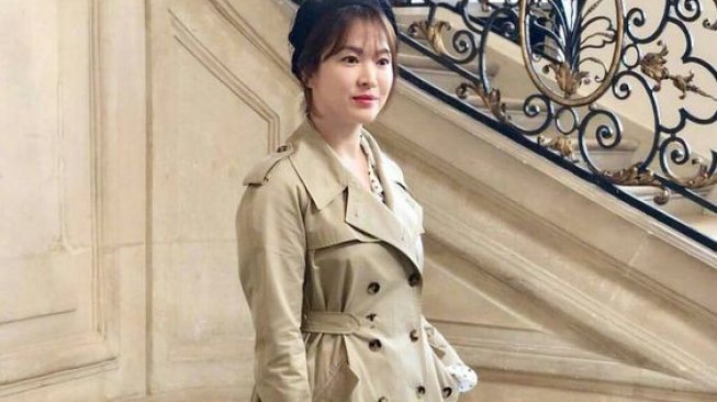 Song Hye Kyo bergaya ala perempuan Perancis. (Soompi)