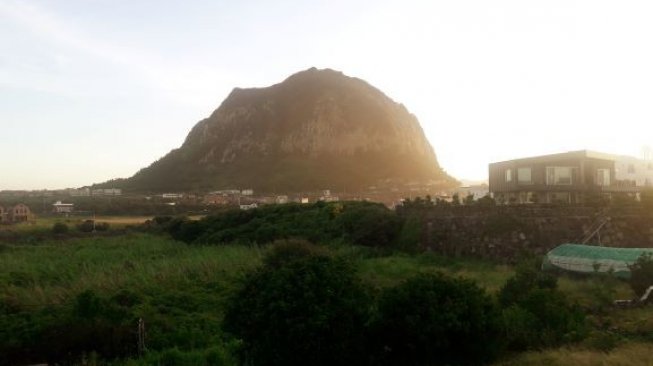 Pemandangan Gunung Sanbangsan di Seogwipo, Pulau Jeju, Korea Selatan. (Suara.com/Silfa Humairah)