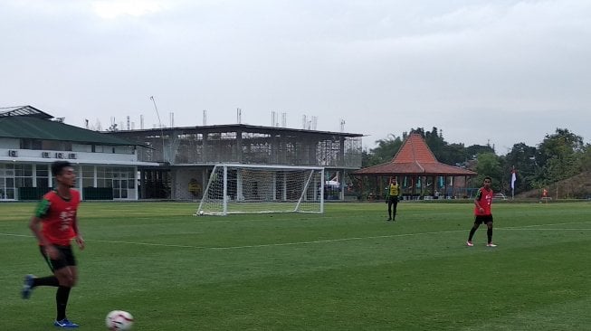 Pemain Timnas Indonesia U-23 menggalar pemusatan latihan di Yogyakarta International School (YIS), Senin (26/8/2019). (bolatimes.com/M Ilham Baktora)