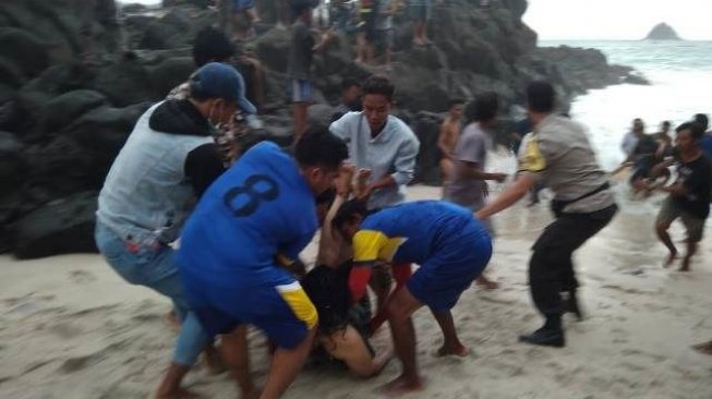 Dua Turis Timur Tengah Tewas Dihempas Ombak di Pantai Tomang-omang