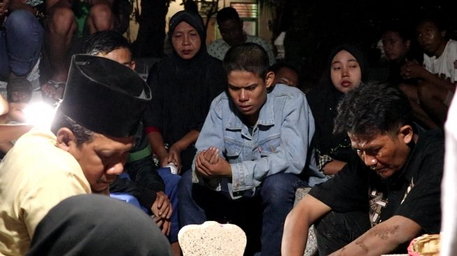 Di Pemakaman Djaiti, Aris Menangis Ketika Doa Dilantunkan