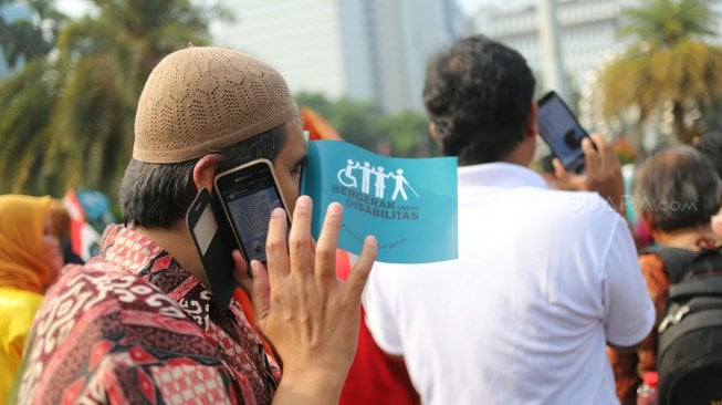 Sejumlah penyandang disabilitas melakukan Pawai Budaya Disabilitas di kawasan Monas, Jakarta, Senin (27/8). [Suara.com/Arya Manggala]
