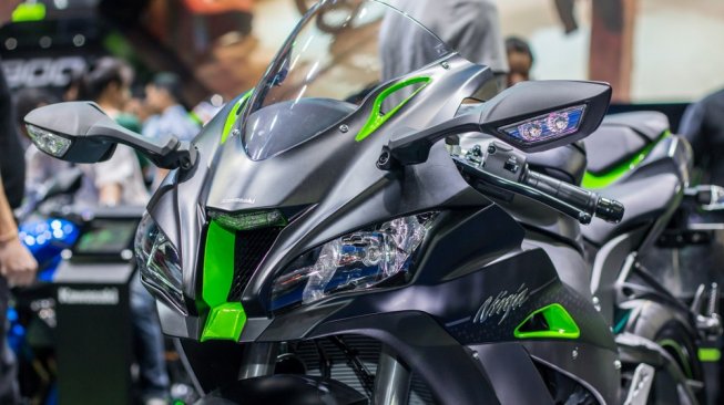 Kawasaki Ninja ZX-10R dalam sebuah pameran otomotif tahun lalu di Thailand [Shutterstock].