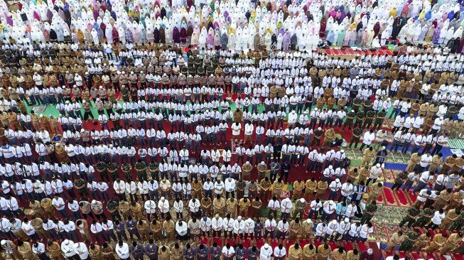 Ratusan umat muslim menunaikan salat Istisqa (minta hujan) di halaman Griya Agung, Palembang, Sumatera Selatan, Selasa (27/8). [ANTARA FOTO/Nova Wahyudi]