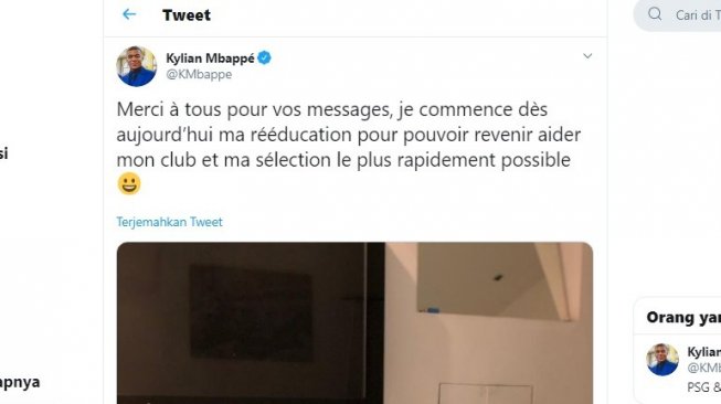 Bintang PSG, Kylian Mbappe membagikan aktivitas rehabilitasi cederanya di akun jejari sosial Twitter. (Twitter/@KMbappe)