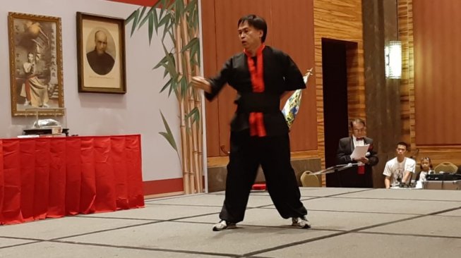 Salah satu pesilat kungfu aliran Lo Ban Teng unjuk kebolehan. [Ferry Noviandi/Suara.com]