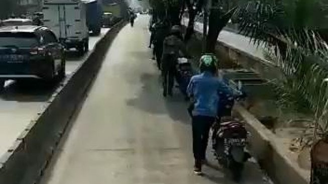 Masuk Jalur Transjakarta, Pemotor Disuruh Olahraga oleh Petugas