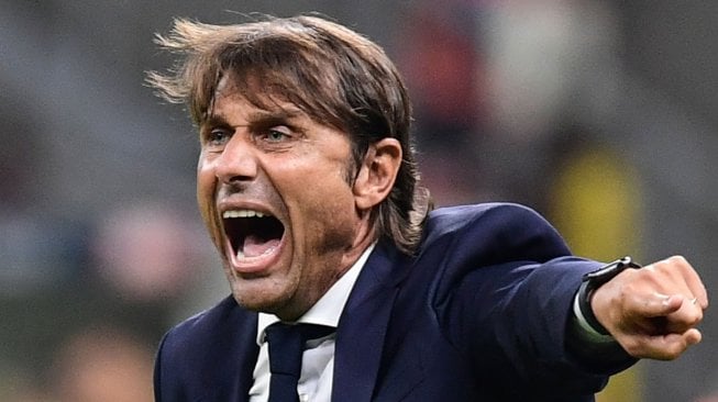 Pelatih Inter Milan Antonio Conte memberika instruksi kepada pemain selama pertandingan sepak bola Serie A Italia Inter Milan melawan Lecce di Stadion Giuseppe Meazza, Milan, Italia, Selasa (27/8) dini hari WIB. [Miguel MEDINA / AFP]