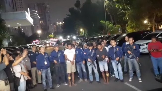 LIVE STREAMING: Detik-detik Kedatangan Eksekutor Edi di Polda Metro Jaya