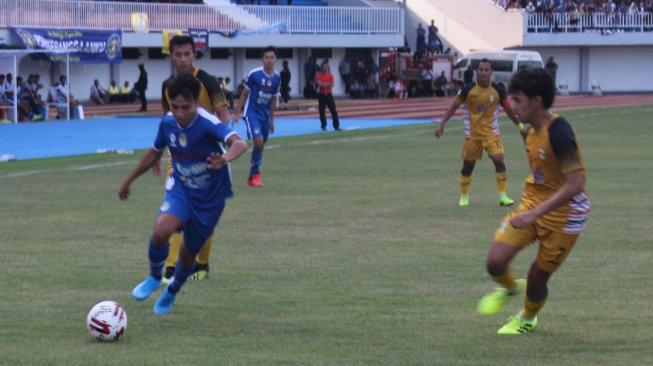 Gelandang anyar PSIM, Witan Sulaeman (kiri) menggocek lawan saat menjamu Mitra Kukar pada putaran kedua Liga 2 2019 di Stadion Mandala Krida, Yogyakarta, Selasa (27/8/2019). (bolatimes.com/M Ilham Baktora)
