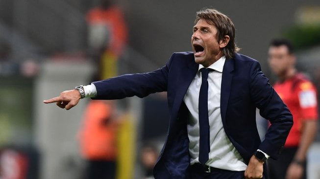 Pelatih Inter Milan Antonio Conte memberika instruksi kepada pemain selama pertandingan sepak bola Serie A Italia Inter Milan melawan Lecce di Stadion Giuseppe Meazza, Milan, Italia, Selasa (27/8) dini hari WIB. [Miguel MEDINA / AFP]