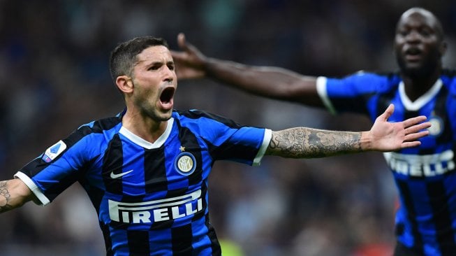 Gelandang Inter Milan Stefano Sensi merayakan golnya setelah mencetak gol ke gawang Lecce selama pertandingan sepak bola Serie A Italia Inter Milan melawan Lecce di Stadion Giuseppe Meazza, Milan, Italia, Selasa (27/8) dini hari WIB. [Miguel MEDINA / AFP]