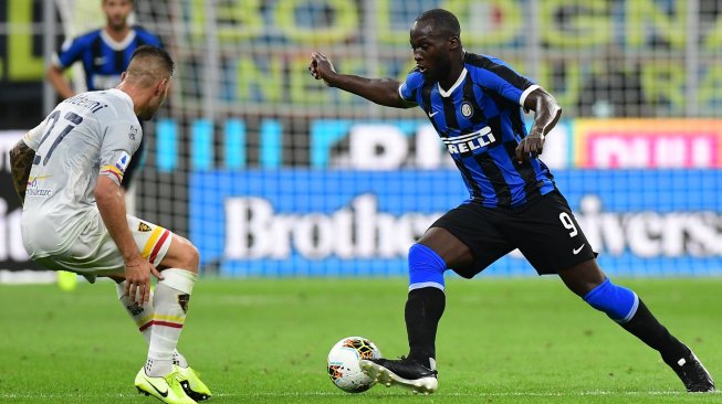 Pemain depan Inter Milan Romelu Lukaku menantang bek Lecce Marco Calderoni selama pertandingan sepak bola Serie A Italia Inter Milan melawan Lecce di Stadion Giuseppe Meazza, Milan, Italia, Selasa (27/8) dini hari WIB. [Miguel MEDINA / AFP]