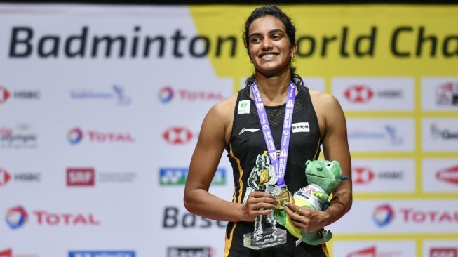 Tunggal putri India, Pusarla V. Sindhu, menaklukkan wakil Jepang, Nozomi Okuhara, pada final Kejuaraan Dunia Bulutangkis 2019 di St. Jakobshalle Basel, Swiss, Minggu (25/8). [AFP/Fabrice Coffrini]