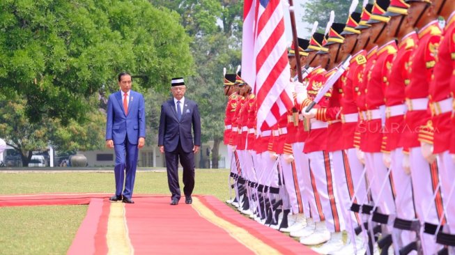 Presiden Joko Widodo (Jokowi) menerima kunjungan kenegaraan Raja Malaysia Seri Paduka Baginda The Yang Dipertuan Agong XVI, Al- Sultan Abdullah Riayatauddin Al Mustafa Billah Shah Ibni Almarhum Sultan Haji Ahmad Shah Al- Mustain Billah di Istana Kepresidenan Bogor, Jawa Barat, Selasa (27/8/2019). (Suara.com/Ummi Hadyah Saleh)