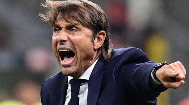 Antonio Conte saat mengarahkan anak asuhnya di Inter Milan melawan Lecce. [Miguel Medina/AFP]