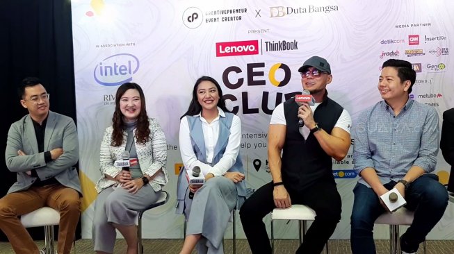 Deddy Corbuzier di acara peluncuran sebuah ponsel terbaru. [Yuliani/Suara.com]