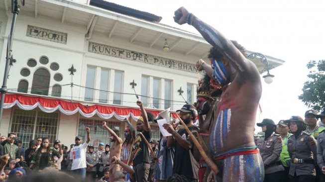 Mahasiswa Papua di Bandung berunjuk rasa di depan Gedung Merdeka pada Selasa (27/8/2019). [Suara.com/Huyogo S]