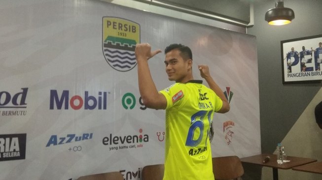 Ketgam: Penjaga gawang anyar Persib Dhika Bayangkara saat memperkenalkan diri ke awak media di Grhara Persib, Jalan Sulanjana, Bandung, Selasa (27/8/2019). [Suara.com/Aminuddin]