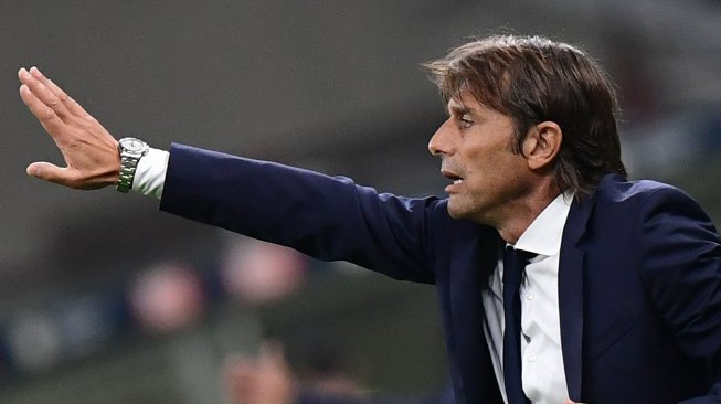 Pelatih Inter Milan Antonio Conte memberika instruksi kepada pemain selama pertandingan sepak bola Serie A Italia Inter Milan melawan Lecce di Stadion Giuseppe Meazza, Milan, Italia, Selasa (27/8) dini hari WIB. [Miguel MEDINA / AFP]