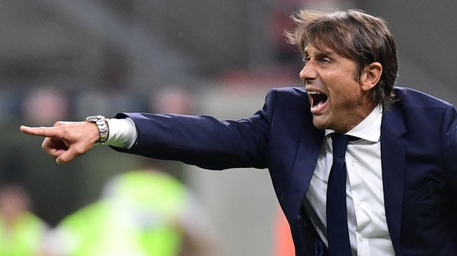 Pelatih Inter Milan Antonio Conte memberika instruksi kepada pemain selama pertandingan sepak bola Serie A Italia Inter Milan melawan Lecce di Stadion Giuseppe Meazza, Milan, Italia, Selasa (27/8) dini hari WIB. [Miguel MEDINA / AFP]