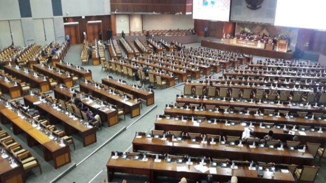 Ketua DPR Bacakan Surat Pindah Ibu Kota Jokowi Kepada Bangku Kosong