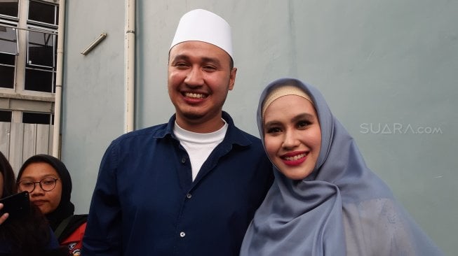 Kartika Putri dan suami, Habib Usman bin Yahya. [Yuliani/Suara.com]