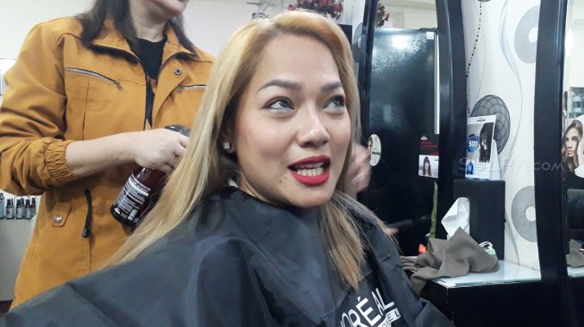 Ingin Terlihat Muda Jenny Cortez Ubah Warna Rambut 