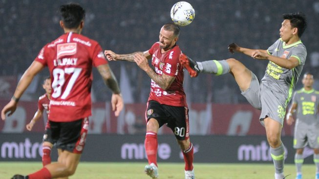 Pesepakbola Bali United, Paulo Sergio (tengah) berebut bola dengan pesepakbola Borneo FC, Wahyudi Setiawan Hamisi (kanan) dalam pertandingan Liga 1 2019 di Stadion Kapten I Wayan Dipta, Gianyar, Bali, Rabu (28/8/2019) malam WIB. [ANTARA FOTO/Fikri Yusuf]