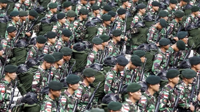 Ratusan prajurit TNI AD dari Batalyon Infanteri Raider 142/Ksatria Jaya mengikuti upacara pemberangkatan Satgas Pamtas RI-RDTL Sektor Timur di Pelabuhan Boom Baru Palembang, Sumatera Selatan, Rabu (28/8). [ANTARA FOTO/Nova Wahyudi]