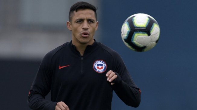 Alexis Sanchez saat memperkuat Timnas Chile. [JUAN MABROMATA / AFP]