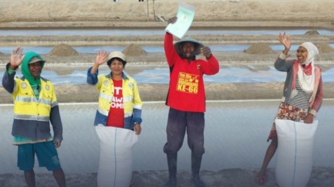 Petani Garam di NTT Akhirnya Punya Sertifikat Tanah Milik Sendiri