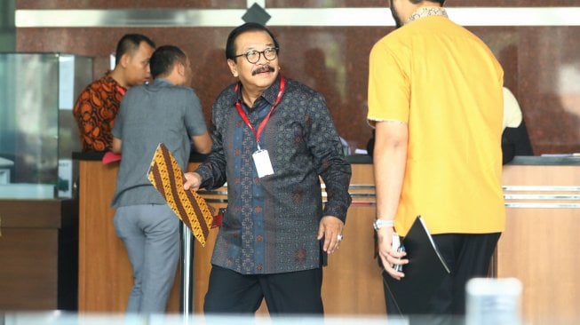 Mantan Gubernur Jawa Timur Soekarwo saat tiba di Gedung KPK, Jakarta, Rabu (28/8). [Suara.com/Arya Manggala]