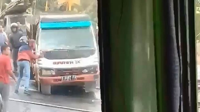 Tersangkut di Perlintasan KA Banyumas, Evakuasi Truk Ini Bikin Deg-degan