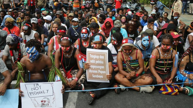 Sejumlah mahasiswa Papua yang tergabung dalam Komite Mahasiswa Anti Rasisme, Kapitalisme, Kolonialisme Dan Militerisme melakukan unjuk rasa di depan Istana Merdeka, Jakarta, Rabu (28/8). [Suara.com/Arya Manggala]