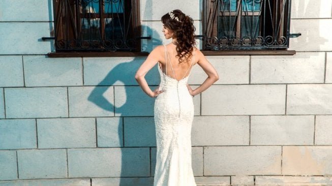 Ilustrasi gaun putih. (Pexels/Hiwa Talai)