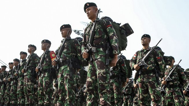 Ratusan prajurit TNI AD dari Batalyon Infanteri Raider 142/Ksatria Jaya mengikuti upacara pemberangkatan Satgas Pamtas RI-RDTL Sektor Timur di Pelabuhan Boom Baru Palembang, Sumatera Selatan, Rabu (28/8). [ANTARA FOTO/Nova Wahyudi]