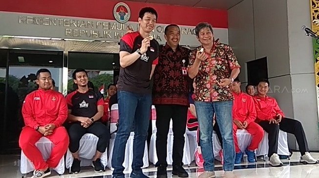 Pebulutangkis spesialis ganda putra Indonesia, Hendra Setiawan (kiri) dan sang pelatih, Herry Iman Pierngadi (kanan) mendapat kejutan ulang tahun dari Menpora Imam Nahrawi di Gedung Kemenpora, Senayan, Jakarta, Rabu (28/8/2019). [Suara.com/Arief Apriadi]