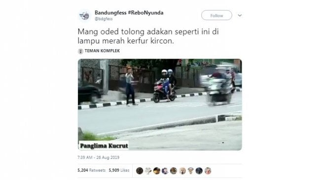 Ngakak! Ketika Drama Smackdown Jadi Alternatif Ngamen Saat Lampu Merah